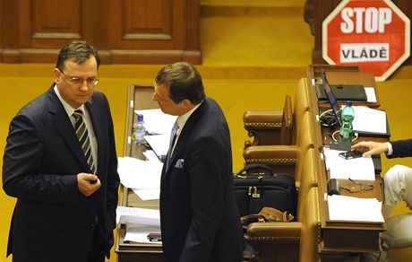 Premiér Neas s Vítem Bártou na schzi Snmovny o vyslovení nedvry vlád | foto: TK