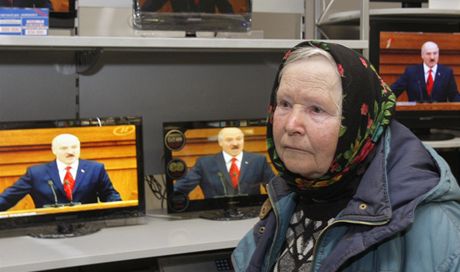 Bloruska poslouchá projev prezidenta Lukaenka (21. duben 2011)