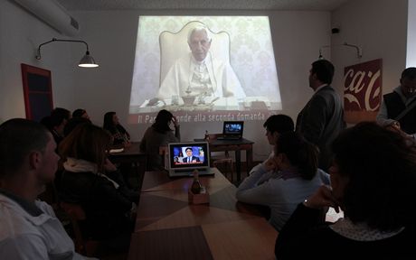 Italové sledují talkshow s papeem Benediktem XVI. (22. dubna 2011)