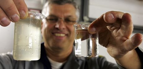 Filtrace kontaminovaných tekutin: vlevo voda z raelinit (tee dovnit), vpravo istá pitná voda.