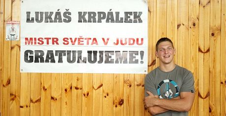 Takhle Lukáe Krpálka pivítali v USK Praha po zisku juniorského titulu mistra svta. Dvacetiletý talent by se nezlobil, kdyby podobná cedule visela na zdi i po mistrovství Evropy.