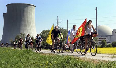 Velikononí protest proti jádru ped nmeckou elektrárnou Biblis