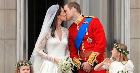 První manelský polibek Williama a Kate se dostal i na obal svatebního alba.