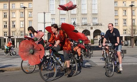 Desítky cyklist ve stedu vyrazily od ostravské radnice na Velkou jarní cyklojízdu.