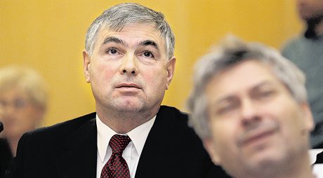Senátní imunitní výbor zastavil disciplinární ízení proti Jaroslavu Palasovi. 