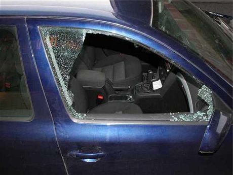 Zlodj rozbil okno vozu, uvnit potom usnul. Ilustraní snímek