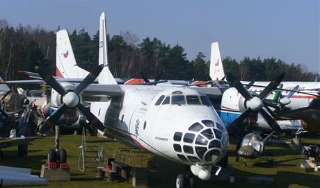 Letadla a vojensk technika jsou k vidn v Air parku u Temon.