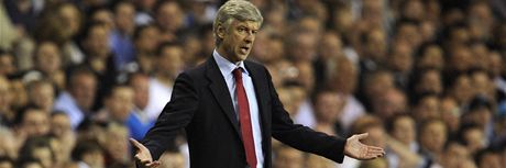 Arsene Wenger, trenér Arsenalu, rozarovaný po promarnném slibném náskoku v derby na Tottenhamu. 