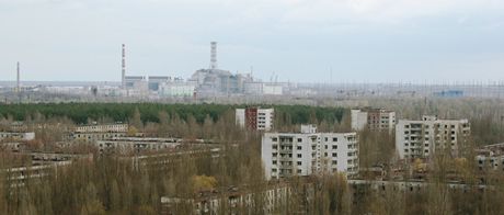 ernobylský III. a IV. blok pes domy oputného msta Pripja, které leí jen...