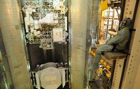 Pohled na spektrometr AMS v nákladovém prostoru na ramp stojícího raketoplánu...
