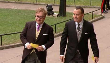 Elton John se svm ptelem dorazili na svatbu prince Williama a Kate...