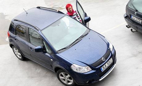 Marcela Neumannová se marn snaí o reklamaci laku na stee svého vozu Suzuki SX4. Dovozce jí nevyhovl.