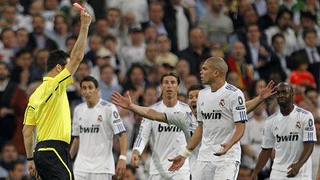 KLOV CHVLE. Real Madrid jde do deseti, Pepe vid ervenou kartu.
