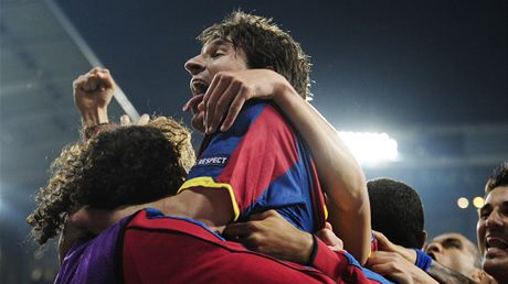 HORA RADOSTI. A pln nahoe je Lionel Messi, prv on dal oba gly Barcelony.