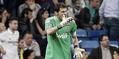 KAPITN SE VZTEK. Iker Casillas vyt spoluhrm velk chyby, po nich Real Madrid dostal gl.