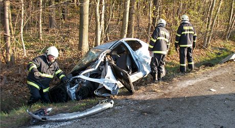 Osobní auto nabourané pi nehod u Dolního Tebonína.