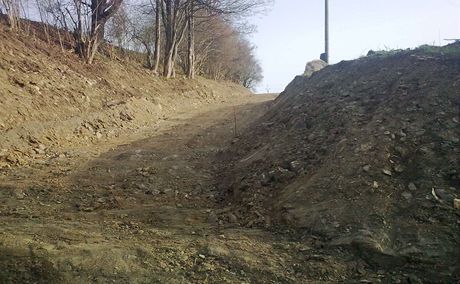 Nov vybagrovaná cesta ve Vimperku. Zdejí odbor výstavby a územního plánování o ní nemá ani pontí. 