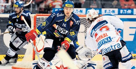 Píjemné zpestení Obránce jihlavských hokejist Tomá Ficenc na konci sezony pomáhal extraligovým Vítkovicím.