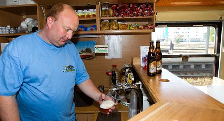 Výep na kolejích: ve vagonu mete ochutnat napíklad Postiinské pivo.