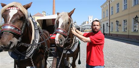 Fotbalový záloník Pavel Horváth pevzal v pátek v den svých 36. narozenin cenu pro Osobnost Gambrinus ligy, povozem taeným komi si z pivovaru odvezl sudy piva.