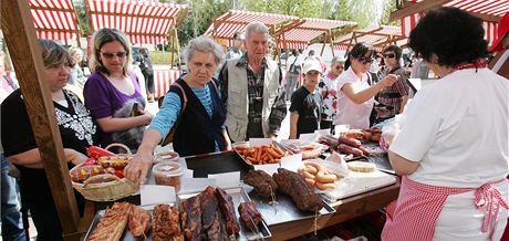 Farmáské trhy pilákaly do areálu karlovarského hejtmanství adu zájemc.