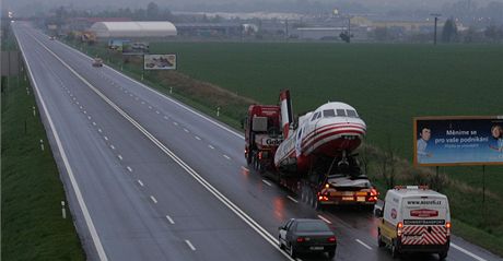 Peprava jednoho ze esti prototyp nejvtho eskoslovenskho letounu Let L-610M z Kunovic na Uherskohradisku do olomouckho leteckho muzea.