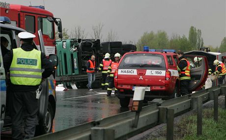 Pevrcen cisterna, kter nedaleko Lotic zablokovala rychlostn silnici R35 ve smru z Olomouce do Mohelnice.