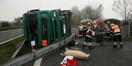 Pevrcen cisterna, kter nedaleko Lotic na devt hodin zablokovala rychlostn silnici R35 ve smru z Olomouce do Mohelnice.