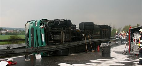 Pevrcen cisterna, kter nedaleko Lotic na devt hodin zablokovala rychlostn silnici R35 ve smru z Olomouce do Mohelnice.