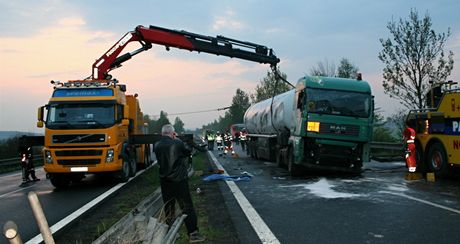 Vyproovn pevrcen cisterny, kter nedaleko Lotic na devt hodin zablokovala rychlostn silnici R35 ve smru z Olomouce do Mohelnice.