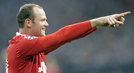 SOLIDNÍ NÁSKOK. Útoník Rooney se raduje z gólu do sít Schalke, Manchester vede 2:0.