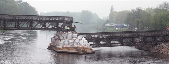 Dělníci rozebírají most v Brandýse nad Labem.