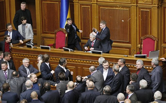 V ukrajinském parlamentu hlasoval čtyři dny mrtvý poslanec.