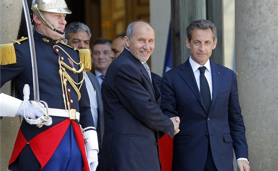 Francouzský prezident Nicolas Sarkozy a vdce libyjských povstalc Mustafa Dalíl (20. dubna 2011)