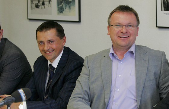 Předseda představenstva hradeckého hokeje Martin Soukup (vpravo) a mecenáš Petr Dědek.