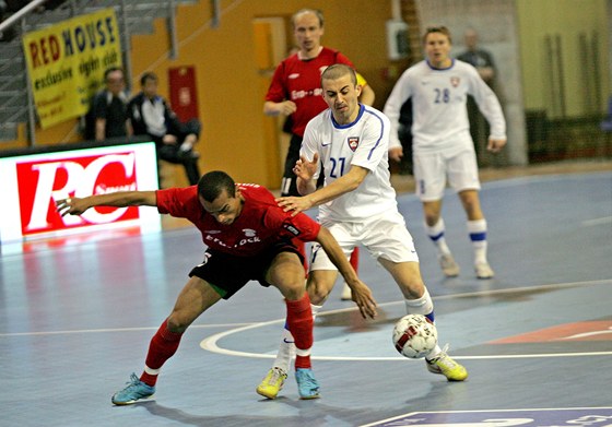 Nenad Veljkovi (v bílém) z brnnského Tanga a Sidney Gomestima z Chrudimi.