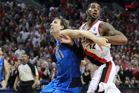 HVZDY. Dirk Nowitzki(vlevo) z Dallasu a LaMarcus Aldridge z Portlandu.