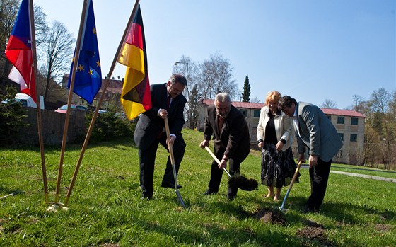Stavbu námstí zahájili hejtman kraje Erzgebirge Franz Vogel, starosta nmeckého Bärensteinu Bernd Schlegel, starostka Vejprt Jitka Gavdunová a poslanec Jií ulc.