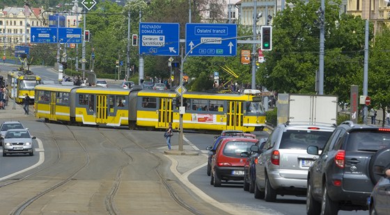 Situace na křižovatce u Synagogy, kam vjíždějí auta na zelenou, ale cestu jim blokuje pomalu jedoucí odbodočující tramvaj.