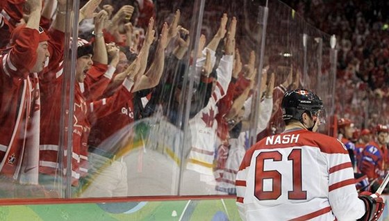 DIVÁCI JSOU VE VARU. Kanadský útoník Rick Nash práv dal gól ve tvrtfinále Rusku a spolu s ním slaví i diváci v Canada Hockey Place.