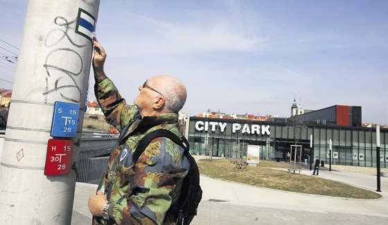 Tiasedmdesátiletý Ivan Bohatý se znaení turistických tras vnuje u 35 let.