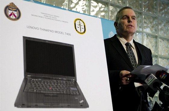 Serant Frank Skubic ukazuje snímek zmizelého laptopu z pokoje studentky (19. dubna 2011)