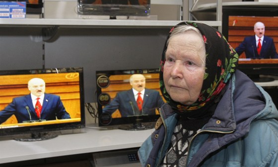 Bloruska poslouchá projev prezidenta Lukaenka (21. duben 2011)