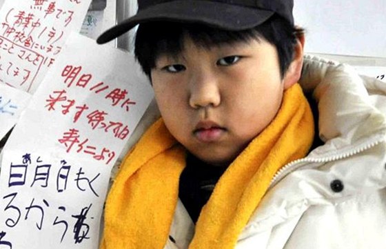 Devítiletý Toihita Aisawa obcházel evakuaní centra a hledal rodie 