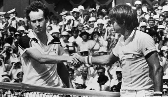 Jimmy Connors (vpravo) gratuluje Johnu McEnroeovi k triumfu ve Wimbledonu 1984