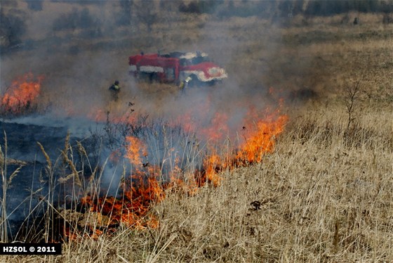 S koncem zimy pichází navzdory zákazm sezona vypalova trávy. (Ilustraní foto)