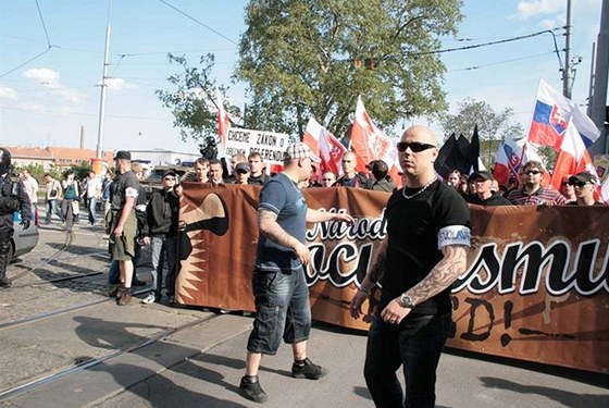 Pochod pravicových radikál Brnem na 1. máje (Ilustraní snímek).