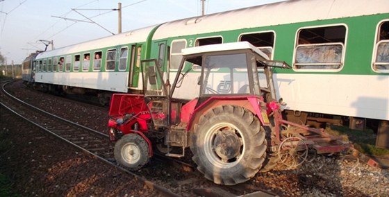 Na železničním přejezdu v Leštině u Světlé narazil rychlík do traktoru.