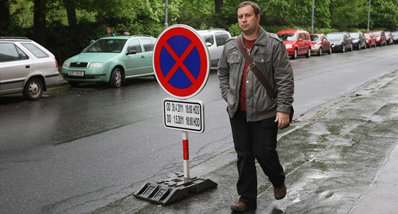 idii v centru Brna musí ped 1. kvtnem 2011 kvli znakám Zákaz zastavení svá auta peparkovat. Snímek je z Luánecké ulice.