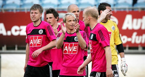 Rudolf Otepka na snímku tleská, se svými spoluhrái vak stále bojují o záchranu v lize.